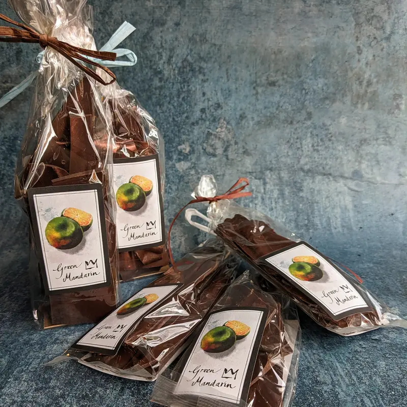 Green Mandarin Essence In Dark Milk Chocolate Bar 1